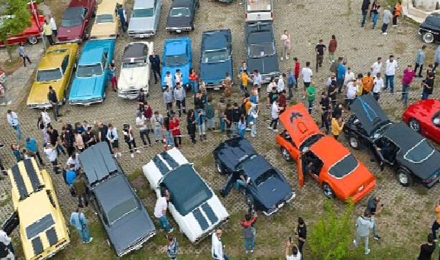 Klasik otomobil tutkunları Buca’da buluştu