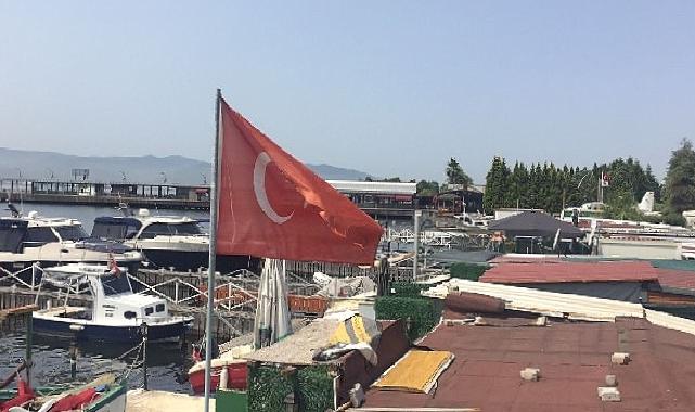 Büyükşehir Zabıtası rengi solan Türk Bayrağını yenisiyle değiştirdi