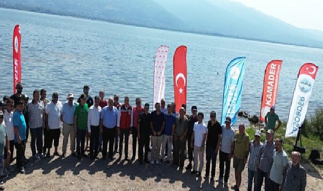 Eşme’de Sapanca gölüne 100 bin sazan salındı 