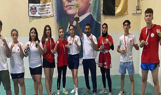 Kick Boks’ta Bayraklı farkı Bayraklılı gençler iller arası şampiyonada 7 derece kazandı