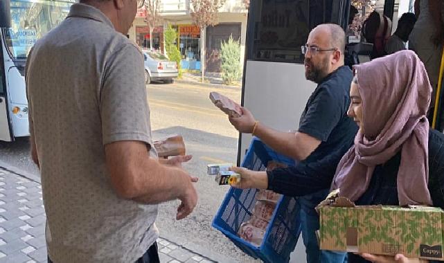 Tukuaz masa ekiplerinden sabah vatandaşlara simit ve meyve suyu ikramı 