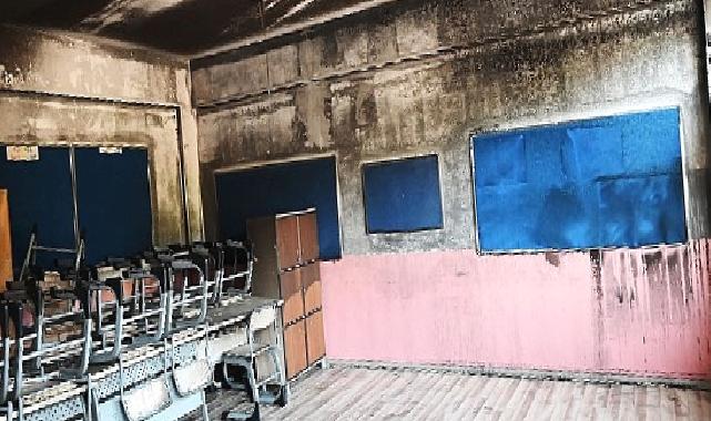 Yangında hasar gören sınıfta temizlik çalışması