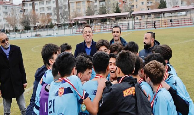 Şampiyona kupasını başkan Savran verdi 
