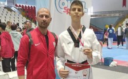 Foça Belediyespor Kulübü Taekwondo Şubesi Sporcusu Asrın Yağız Büyükyavuz, yarı final elemelerini altın madalya ile geçti