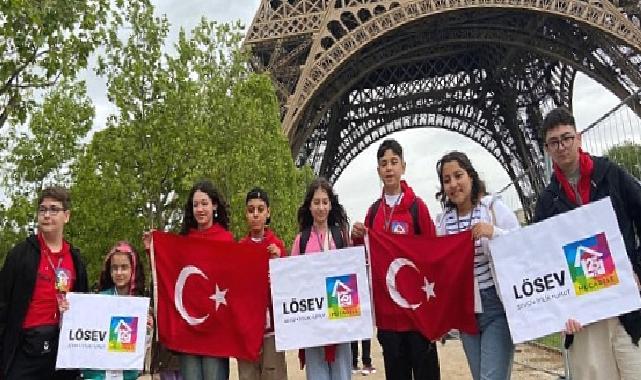 LÖSEV yurtdışı gezilerine devam ediyor. Lösemi ile mücadele eden ve tedavi süresince LÖSEV’den destek alan çocuklar dünyayı geziyor