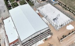 Selçuklu Belediyesi tarafından Selçuklu Fen Lisesi’ne kazandırılacak olan kapalı spor salonu ve suni çim sahanın yapımı devam ediyor