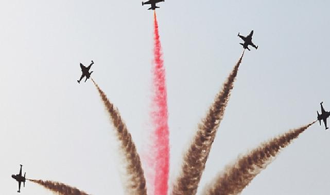 Karaman semalarında uçuş yapan Türk Yıldızları’nın gösterisi nefes kesti. Belediye Başkanı Savaş Kalaycı, Türk Yıldızları gösterisini vatandaşlarla birlikte izledi