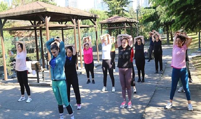 Küçükçekmece Belediyesi, kent sakinlerini güne zinde başlatmak ve sağlıklı bir yaşama teşvik etmek amacıyla açık havada sabah sporları düzenliyor