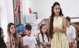 Konaklı çocuklar İngilizceyi eğlenerek öğreniyor