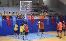 Küçükçekmece Belediyesi’nin yılın 365 günü ücretsiz hizmet veren spor okullarında yaz dönemi başladı